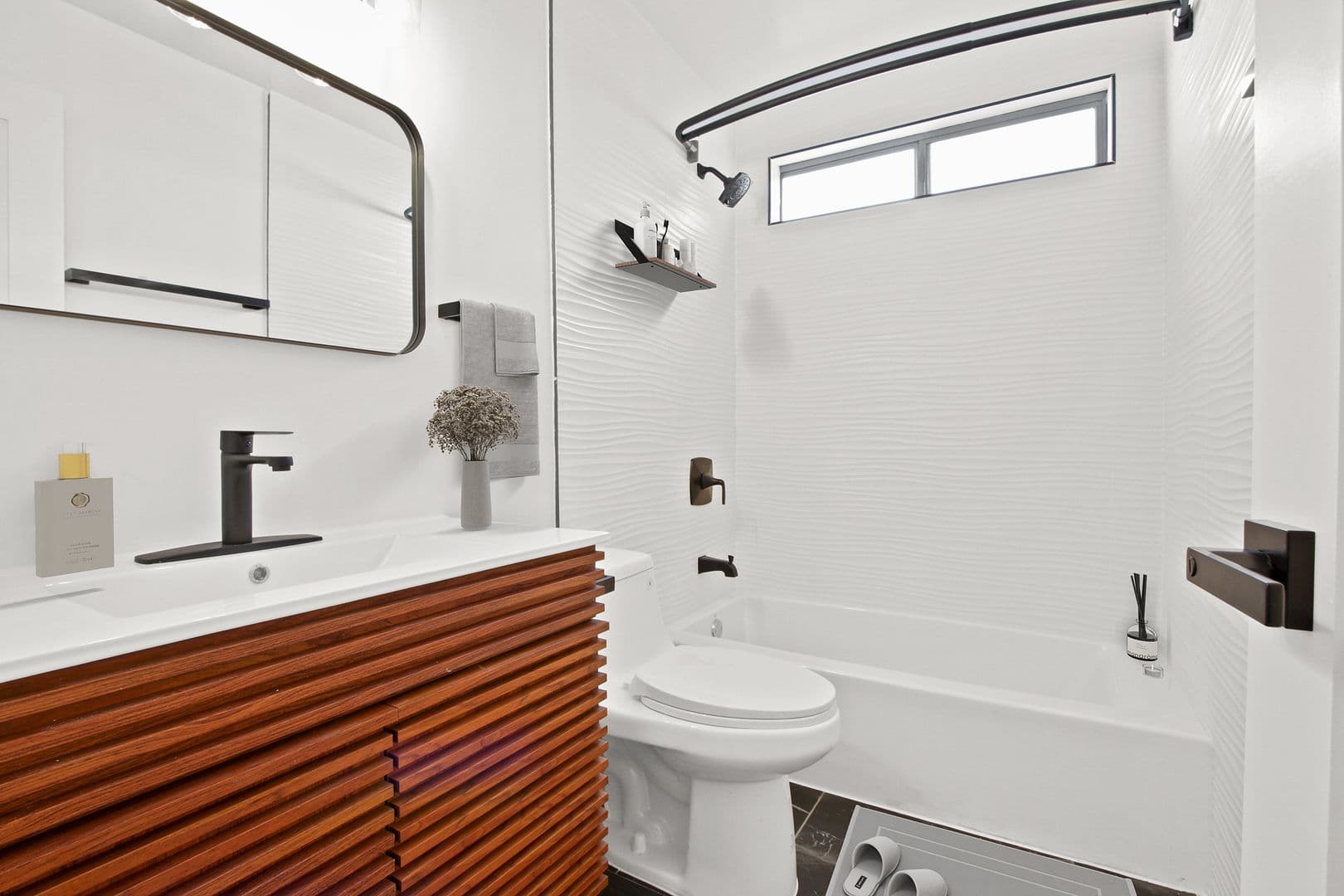 Hawthorne Apartment: 14112 Yukon Ave