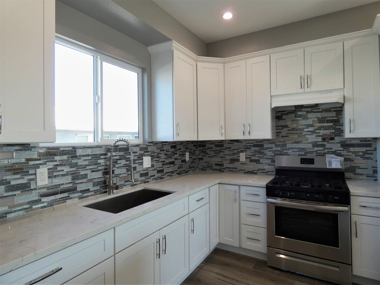 Los Angeles Apartment: 1628 S La Brea Ave