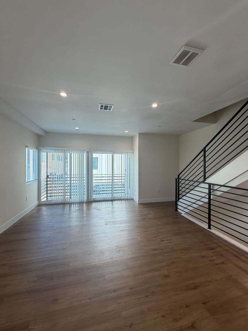 Los Angeles Apartment: 4512 St. Elmo Dr
