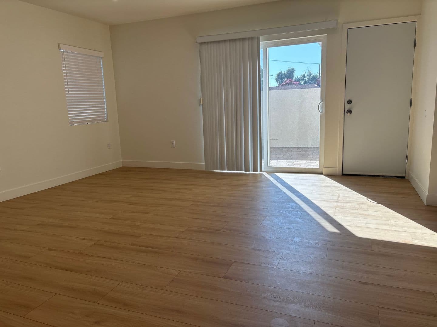 Sun Valley House: 11246 Lull Street