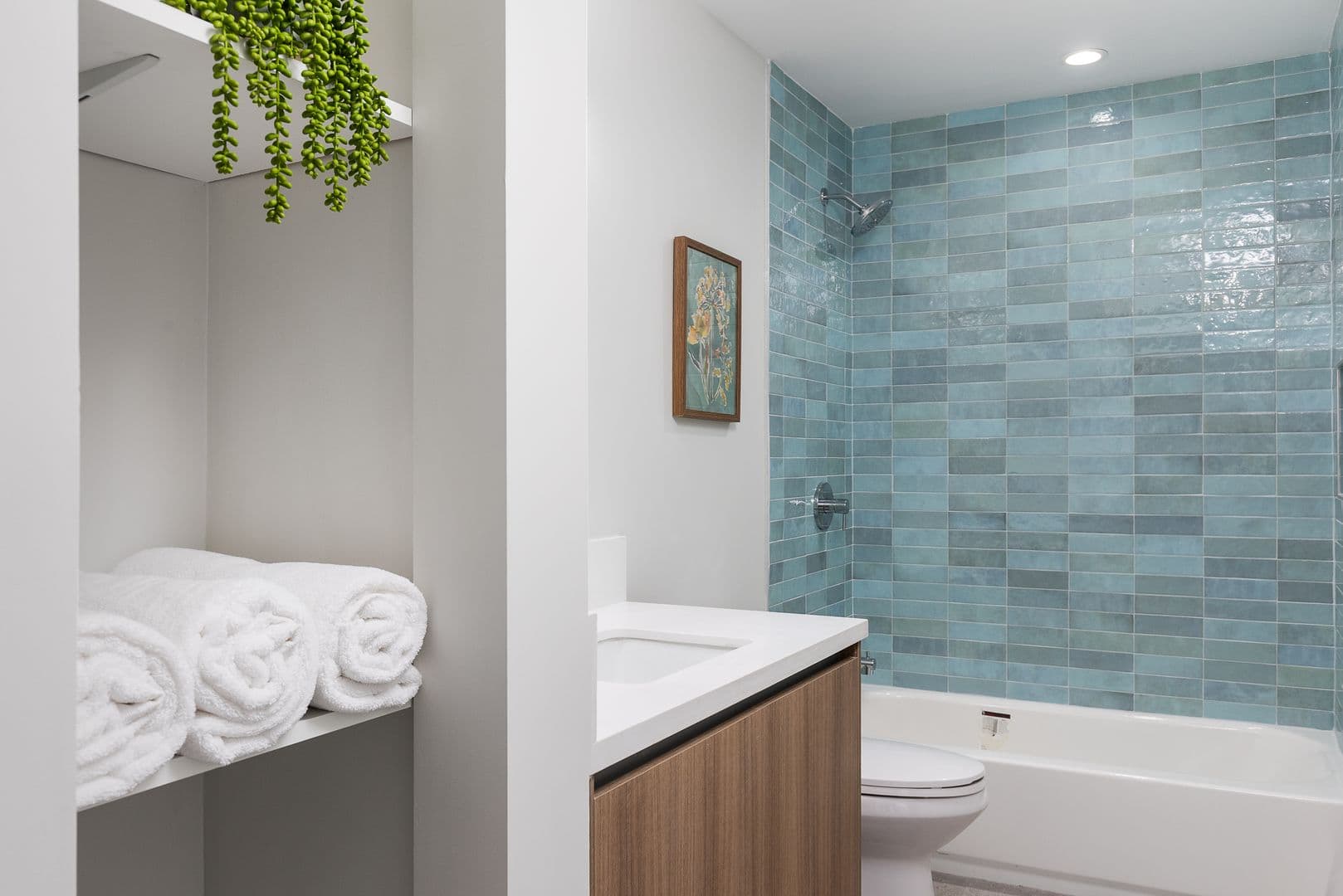 Los Angeles Apartment: 2820 Rowena Ave