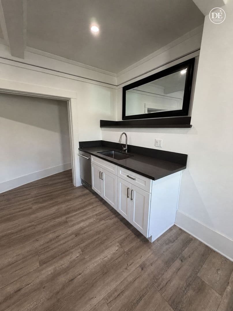 Los Angeles Apartment: 1112 Browning Blvd