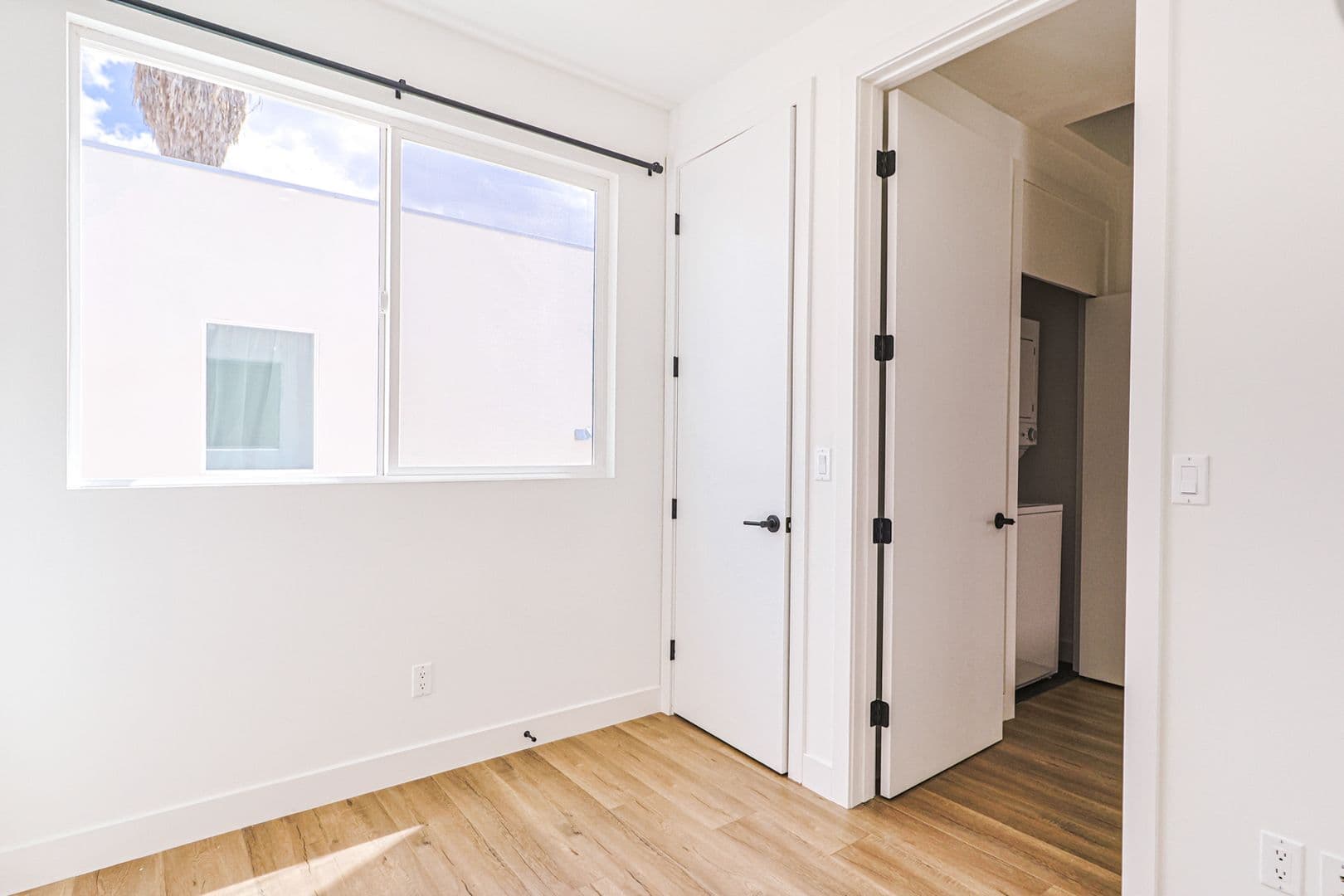 Los Angeles Apartment: 161 S Hoover St