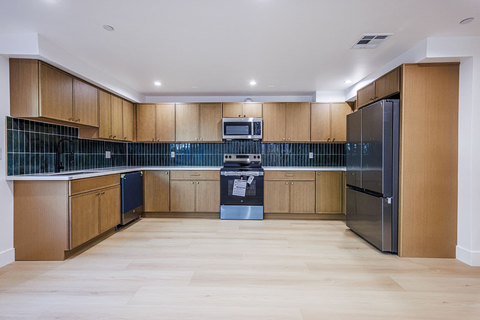 Los Angeles, CA Apartment: 2938 S. Sycamore Ave