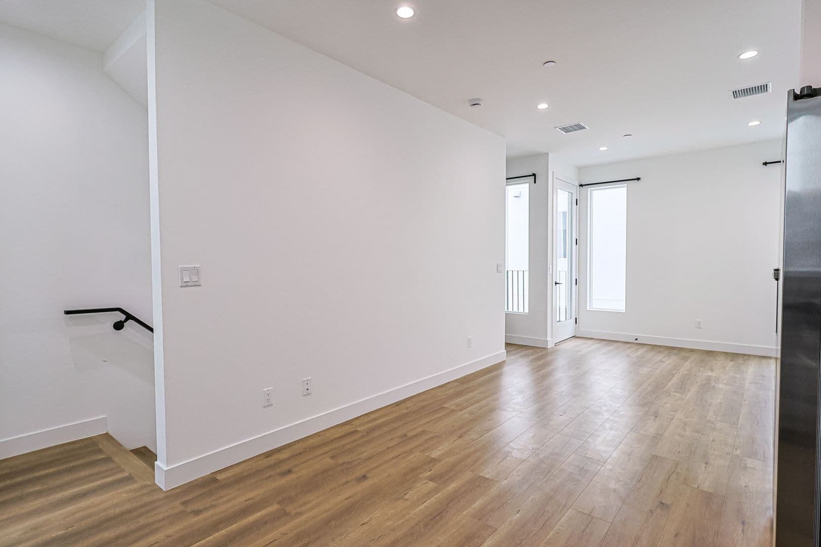 Los Angeles Apartment: 161 S Hoover St