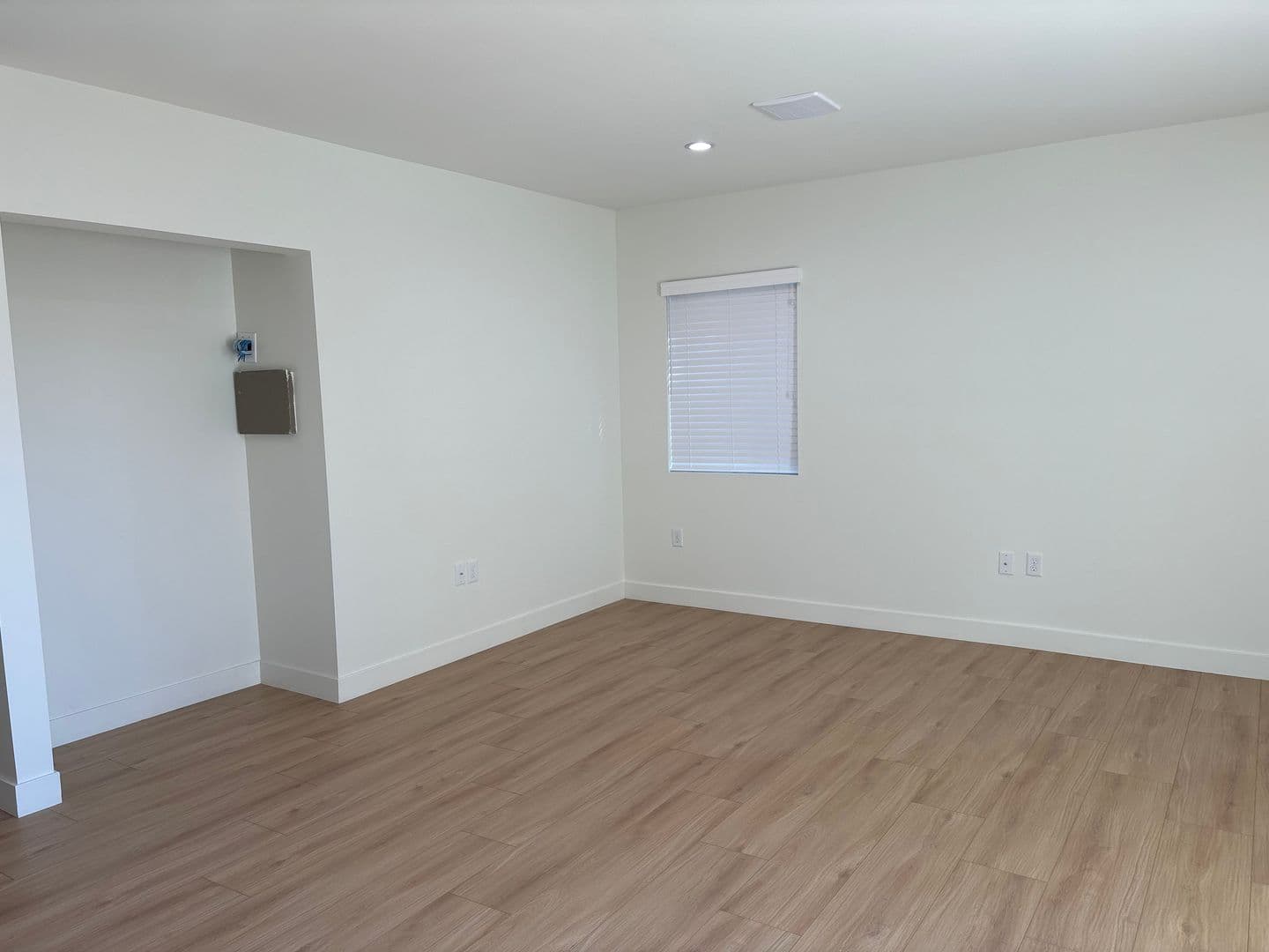 Sun Valley House: 11246 Lull Street