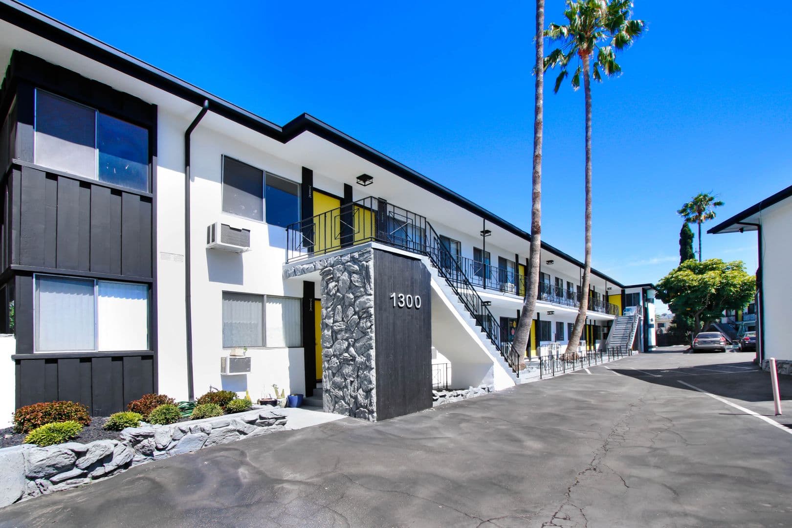 Burbank Apartment: 1300 W Olive Ave