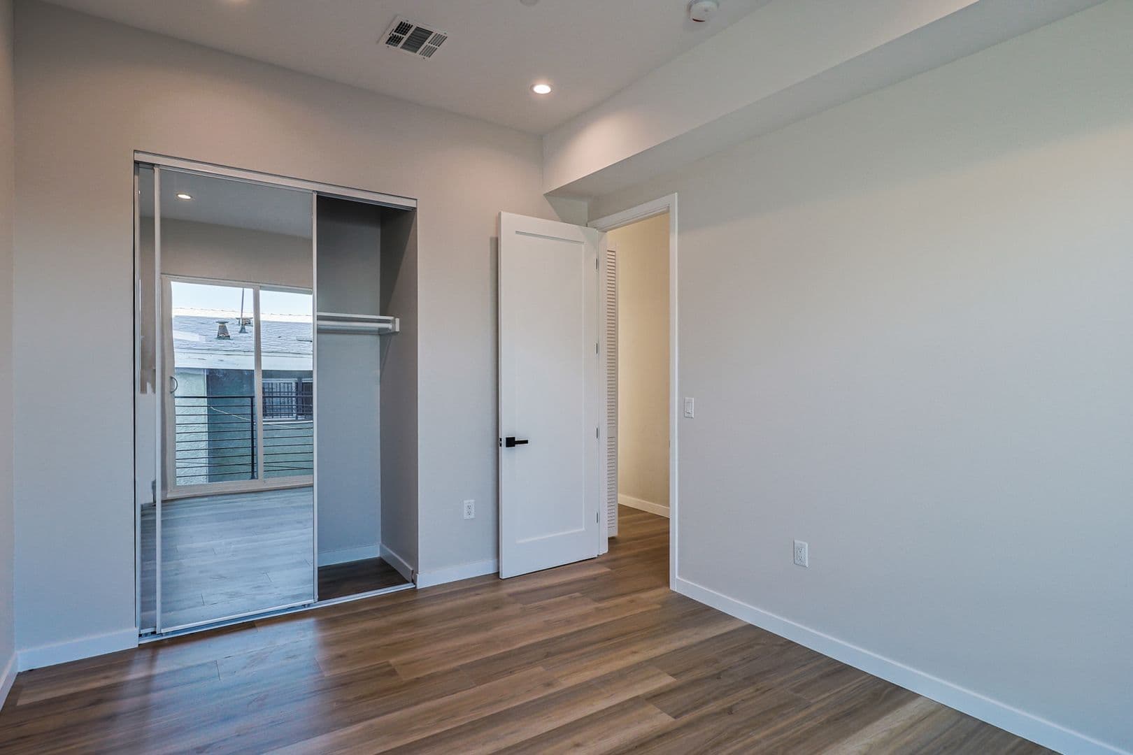 Los Angeles Apartment: 5517 Glennie Ln
