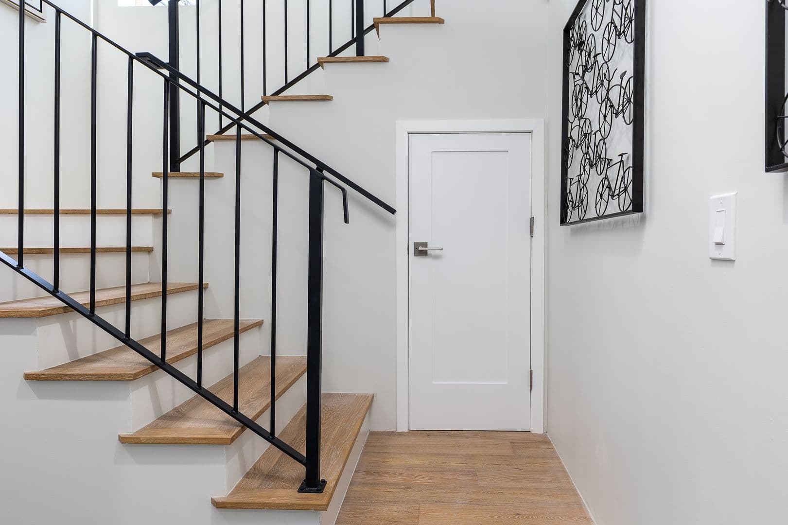 Los Angeles Apartment: 2820 Rowena Ave