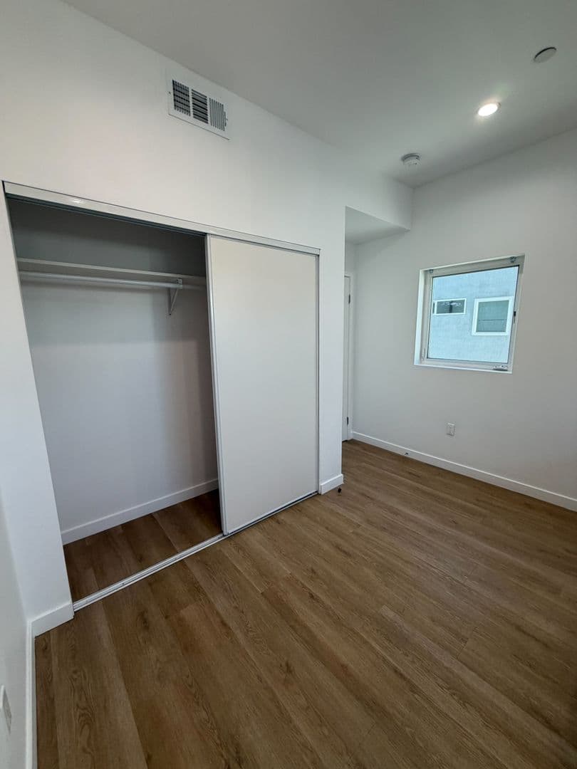 Los Angeles Apartment: 1876 W 20th St