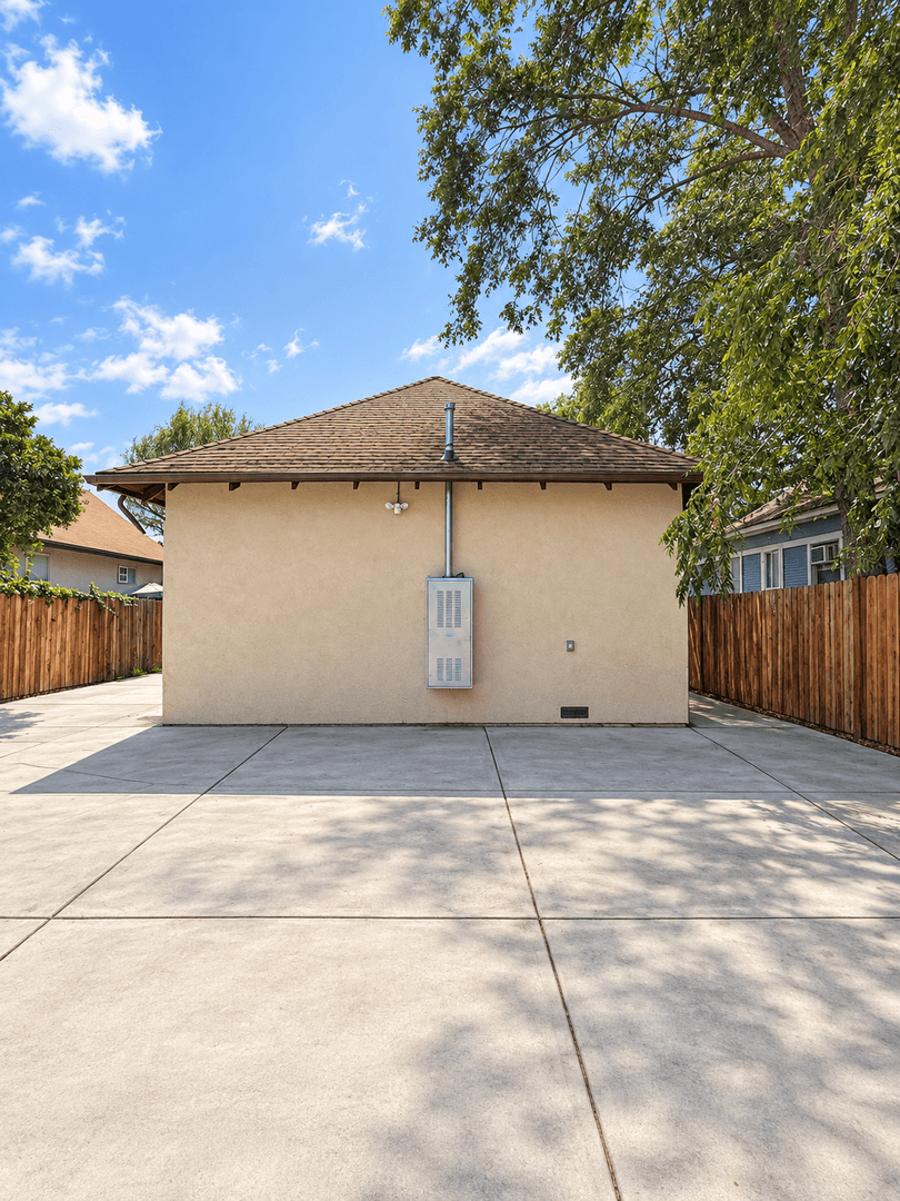 Los Angeles House: 783 E 47th St