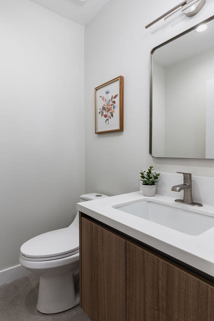 Los Angeles Apartment: 2820 Rowena Ave
