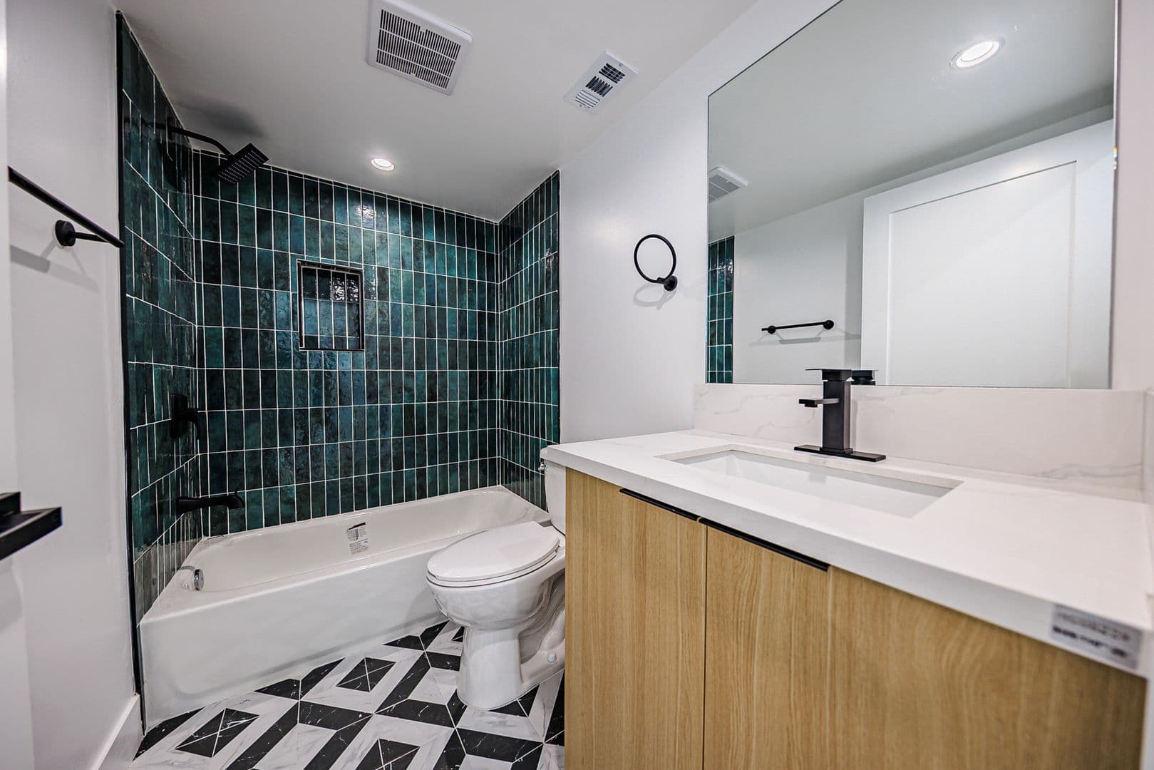 Los Angeles Apartment: 1259 S. Longwood Ave