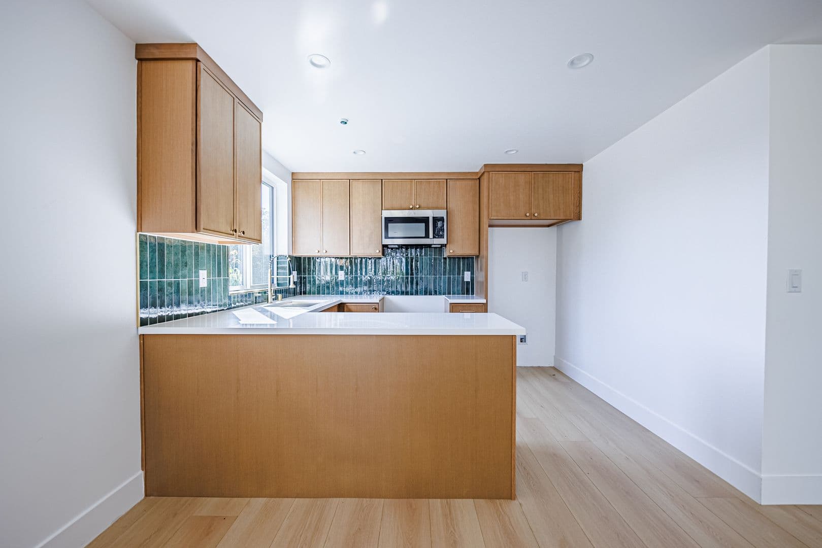 Los Angeles Apartment: 3442 West Blvd