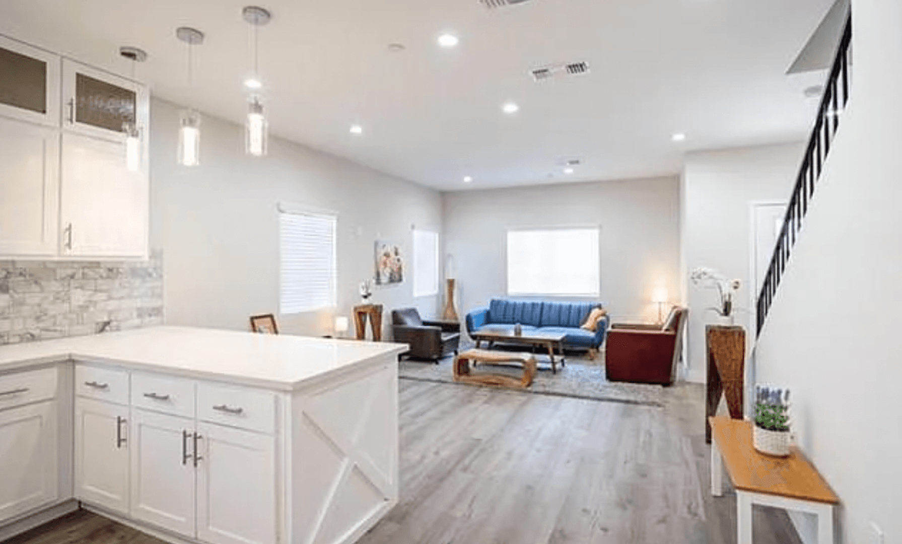 North Hollywood Apartment: 6841 Radford Ave