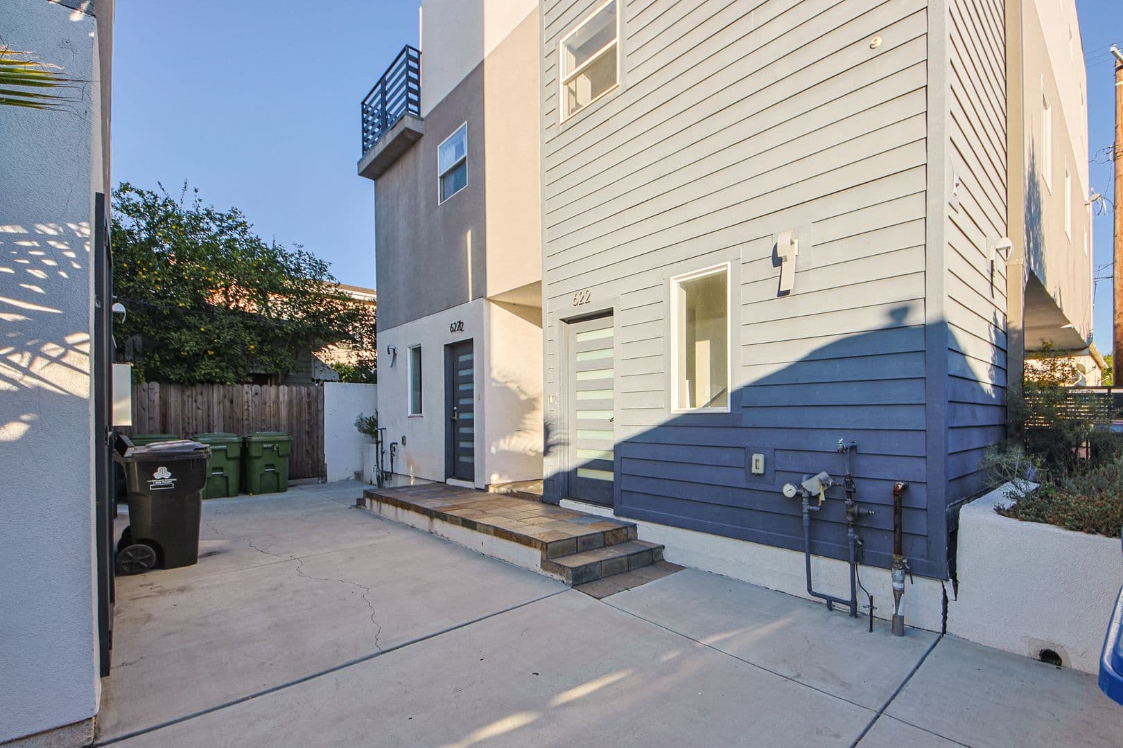 Los Angeles Apartment: 620 N Serrano Ave