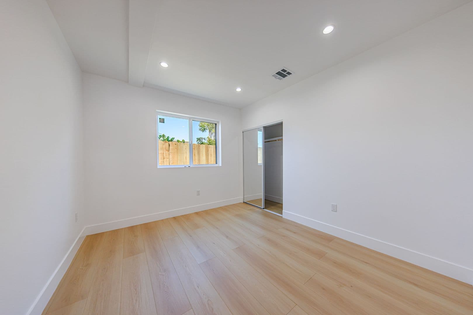 Los Angeles Apartment: 1259 S. Longwood Ave