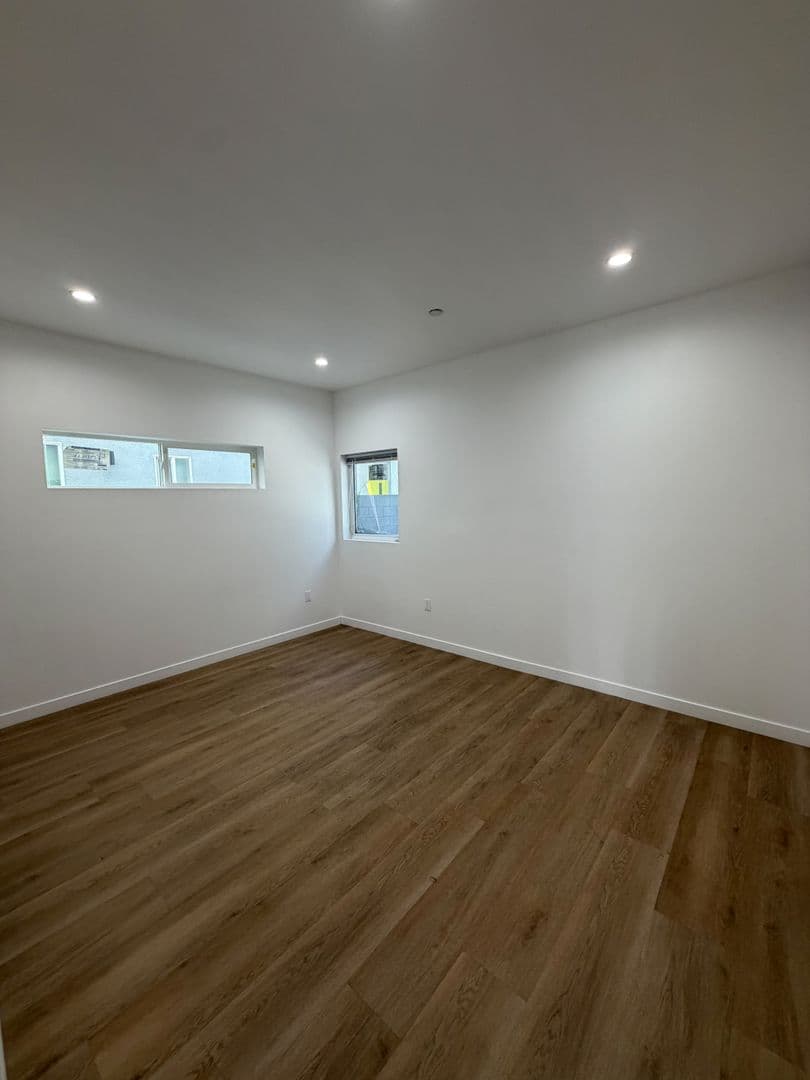 Los Angeles Apartment: 1876 W 20th St