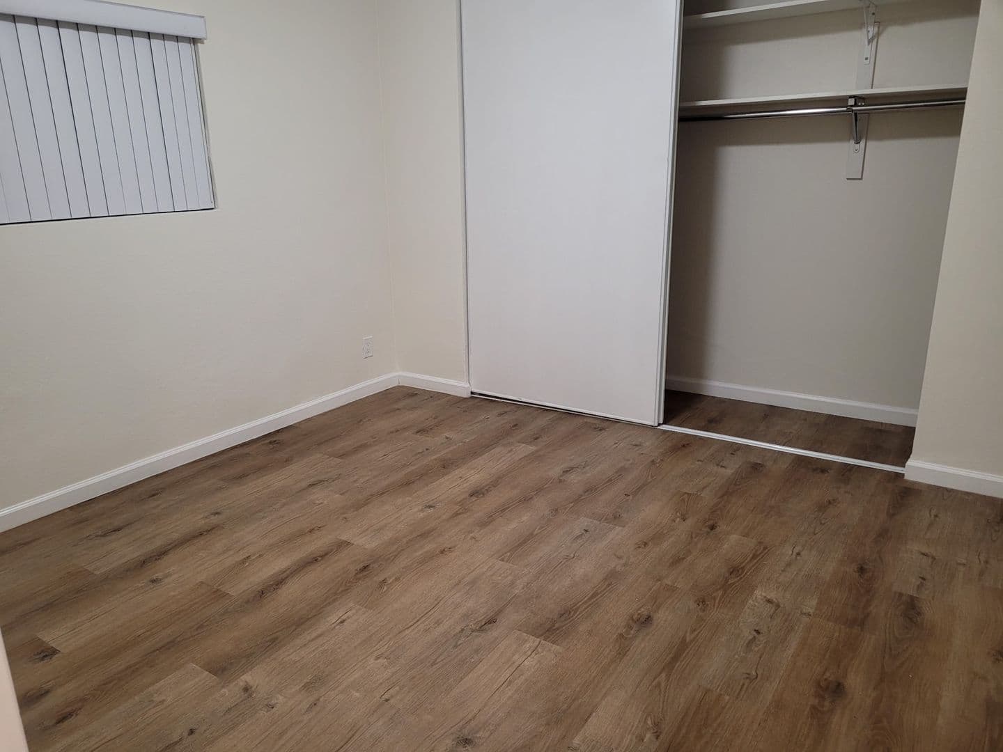 North Hollywood Apartment: 11720 Hamlin Street