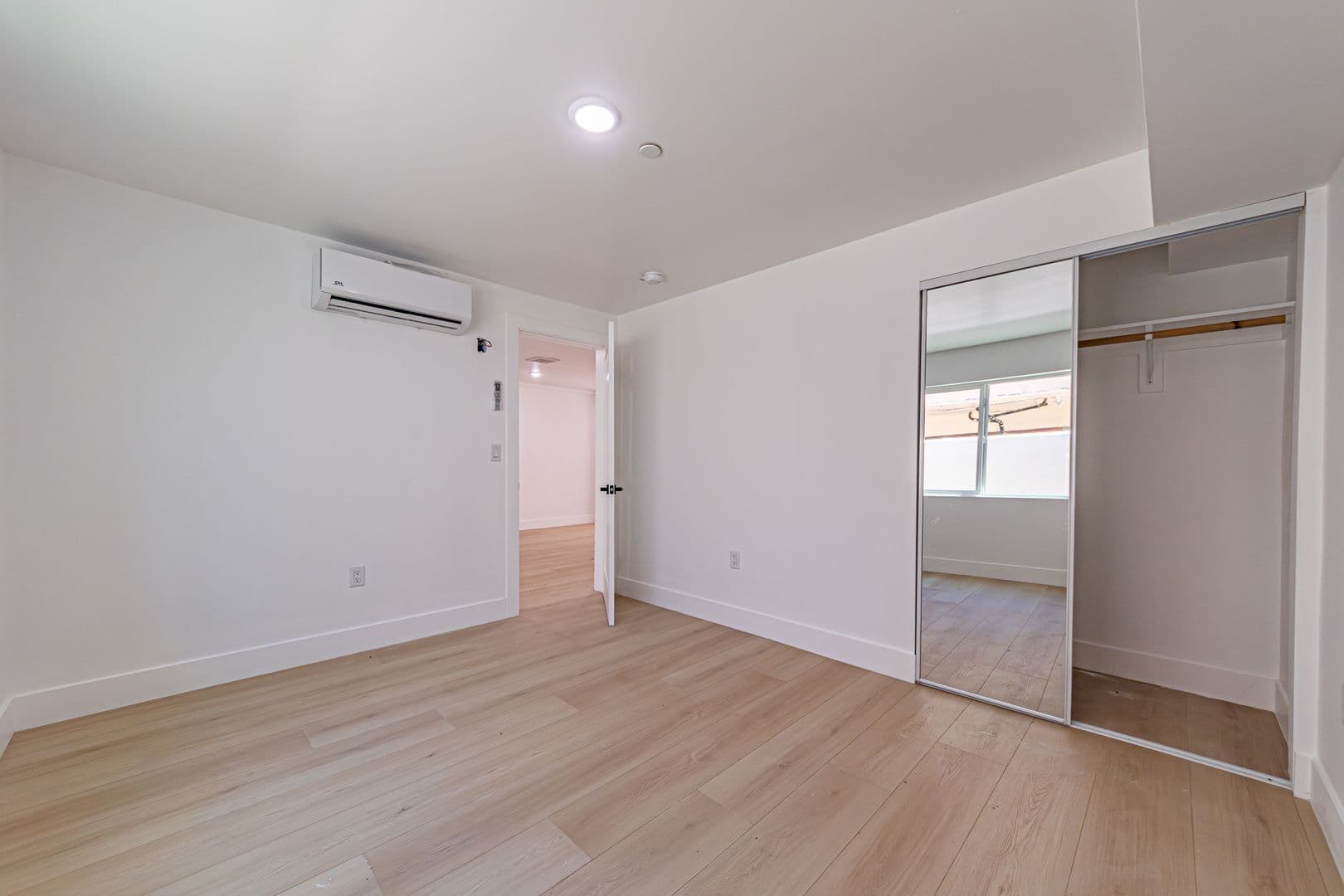 Los Angeles Apartment: 1557 S Ogden Dr