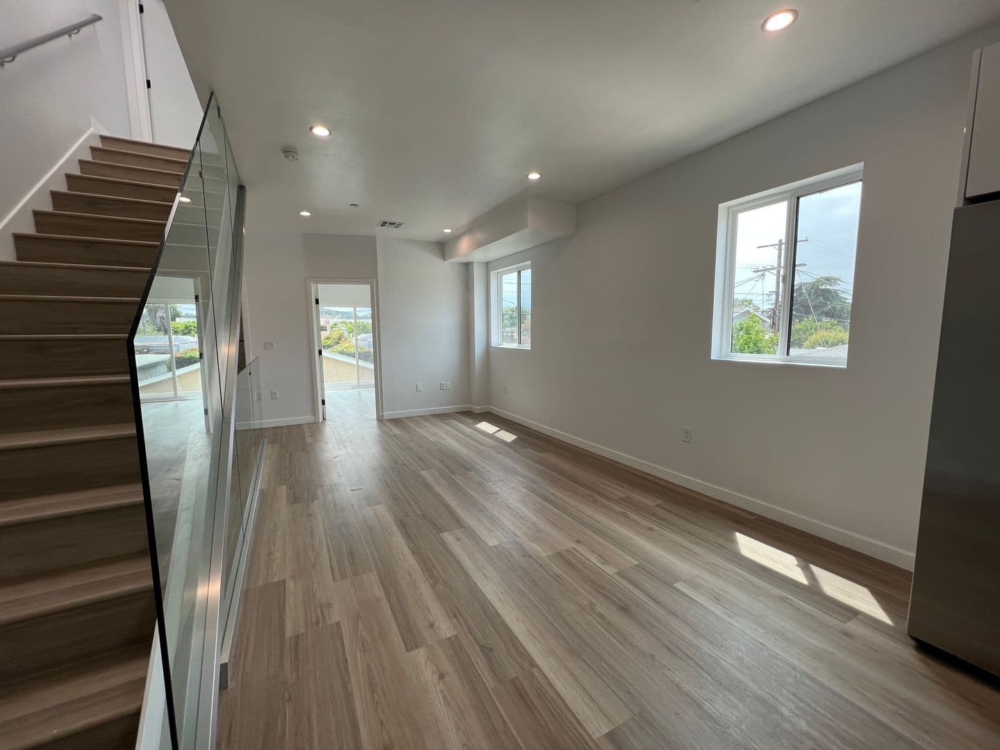 Los Angeles Apartment: 5526 Blackwelder St
