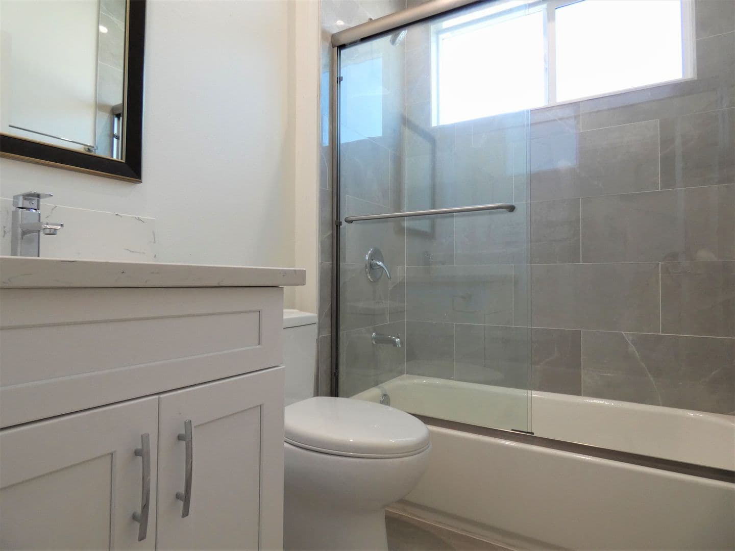 Los Angeles Apartment: 1628 S La Brea Ave