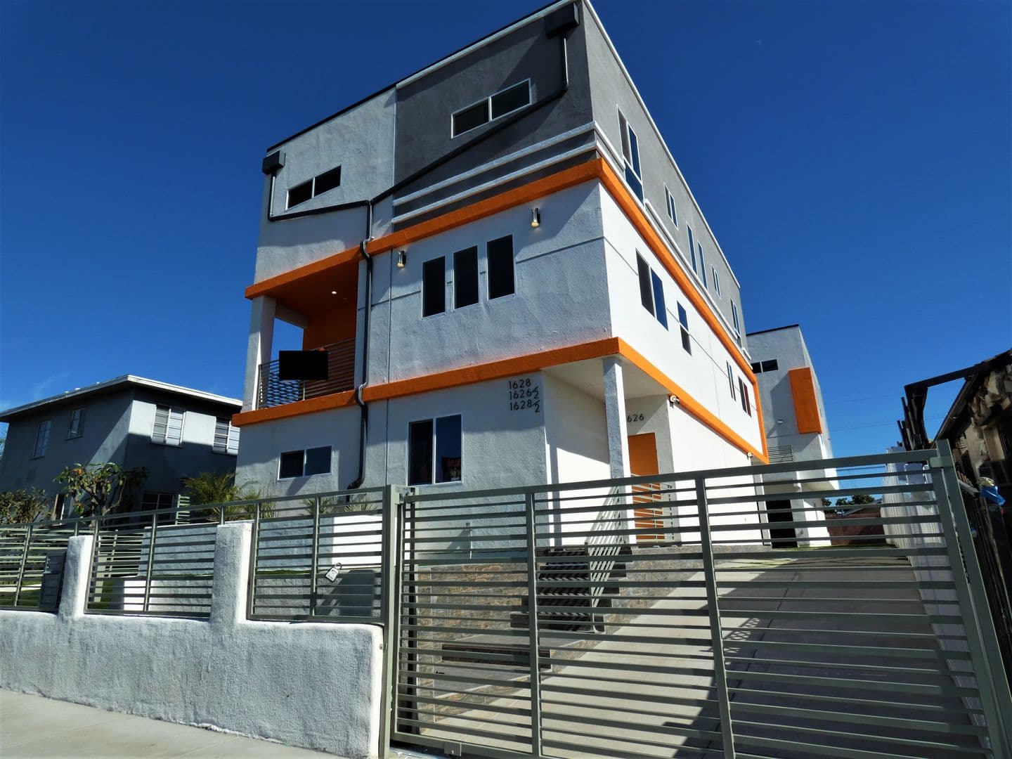 Los Angeles Apartment: 1628 S La Brea Ave