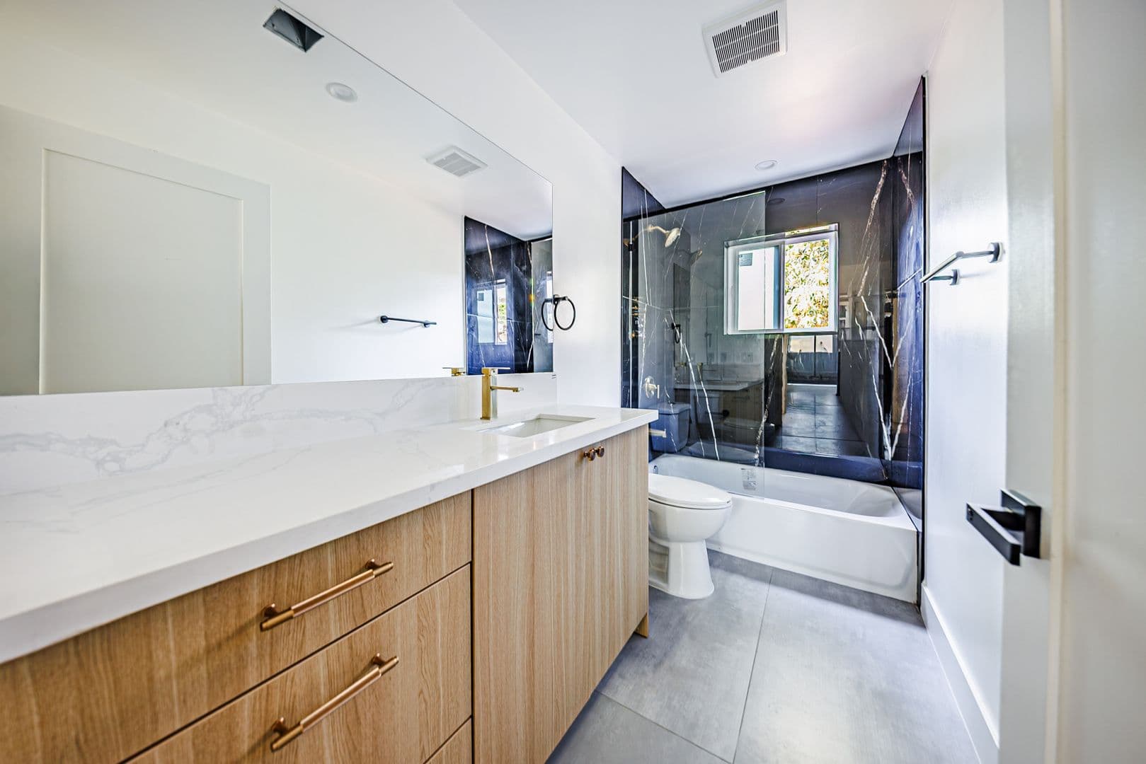 Los Angeles Apartment: 3442 West Blvd