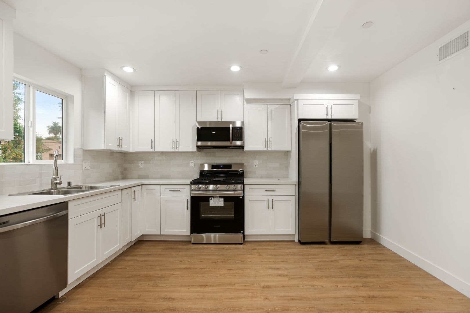 Los Angeles Apartment: 443 N Heliotrope Dr