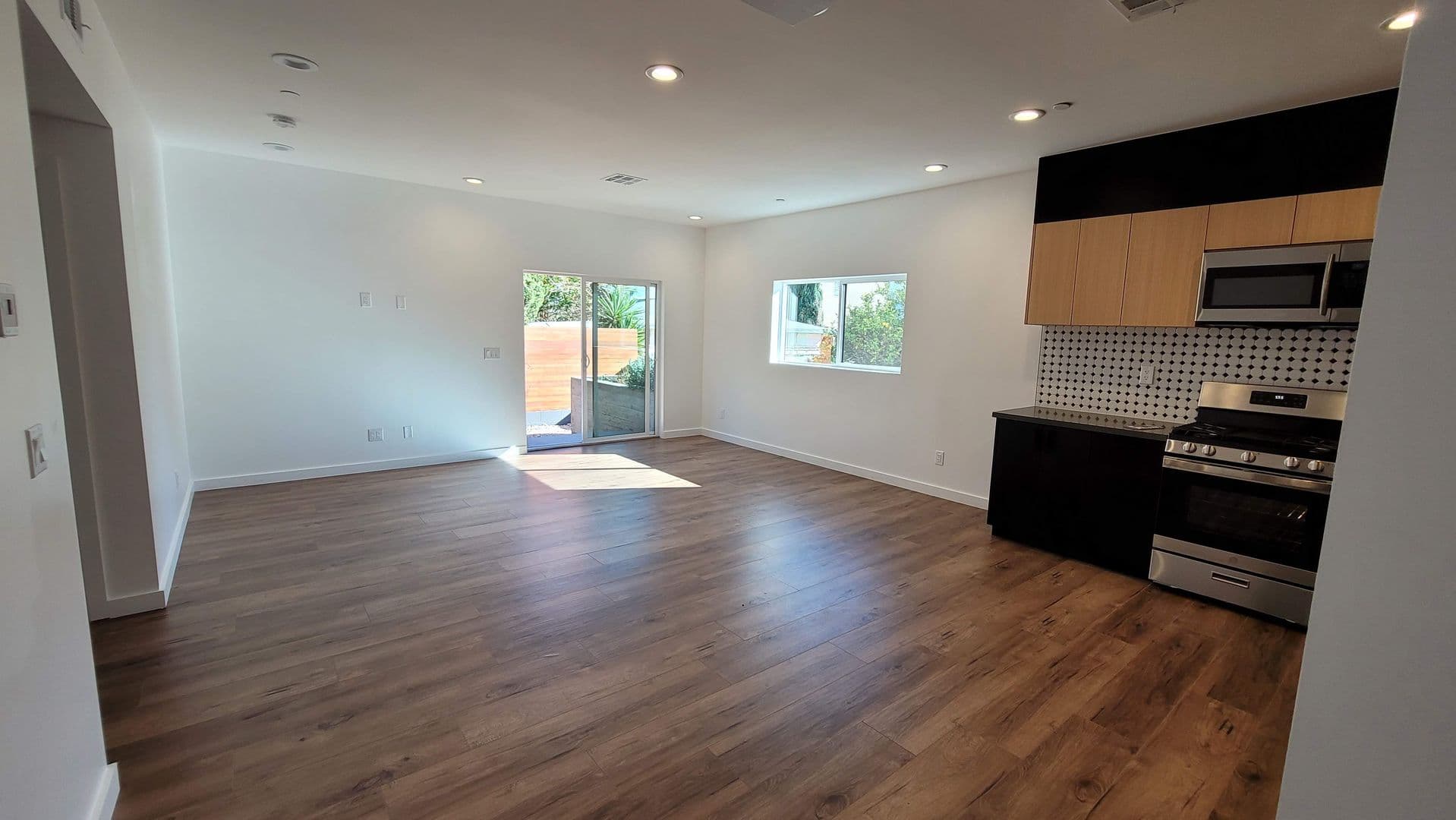 North Hollywood Apartment: 6034 Craner Ave