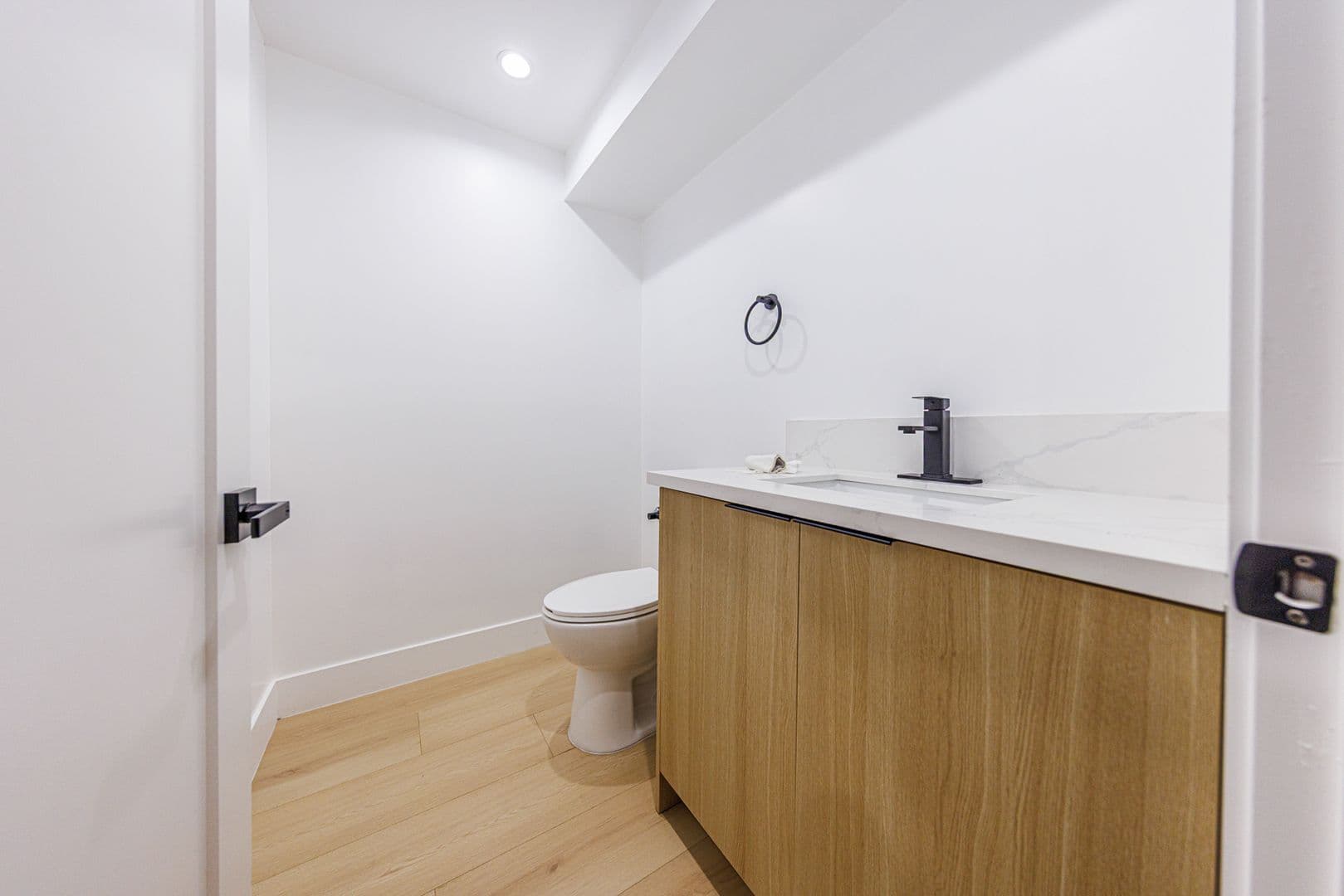 Los Angeles, CA Apartment: 2938 S. Sycamore Ave