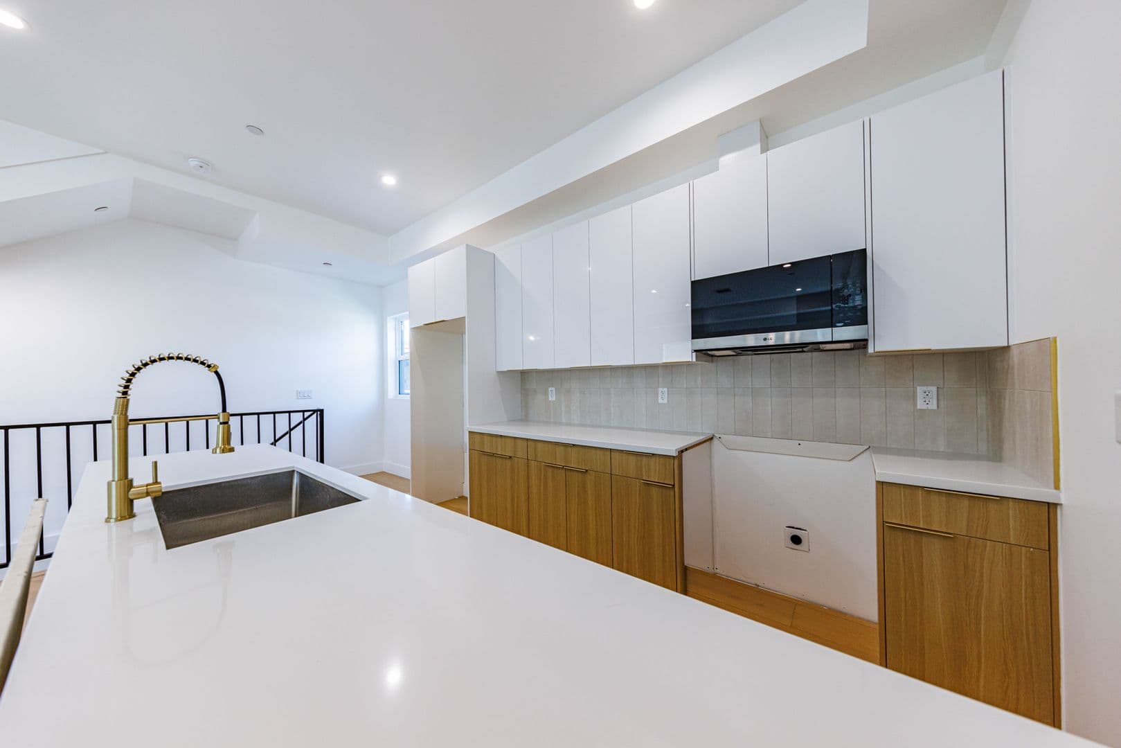 Sherman Oaks Apartment: 5931 Woodman Ave