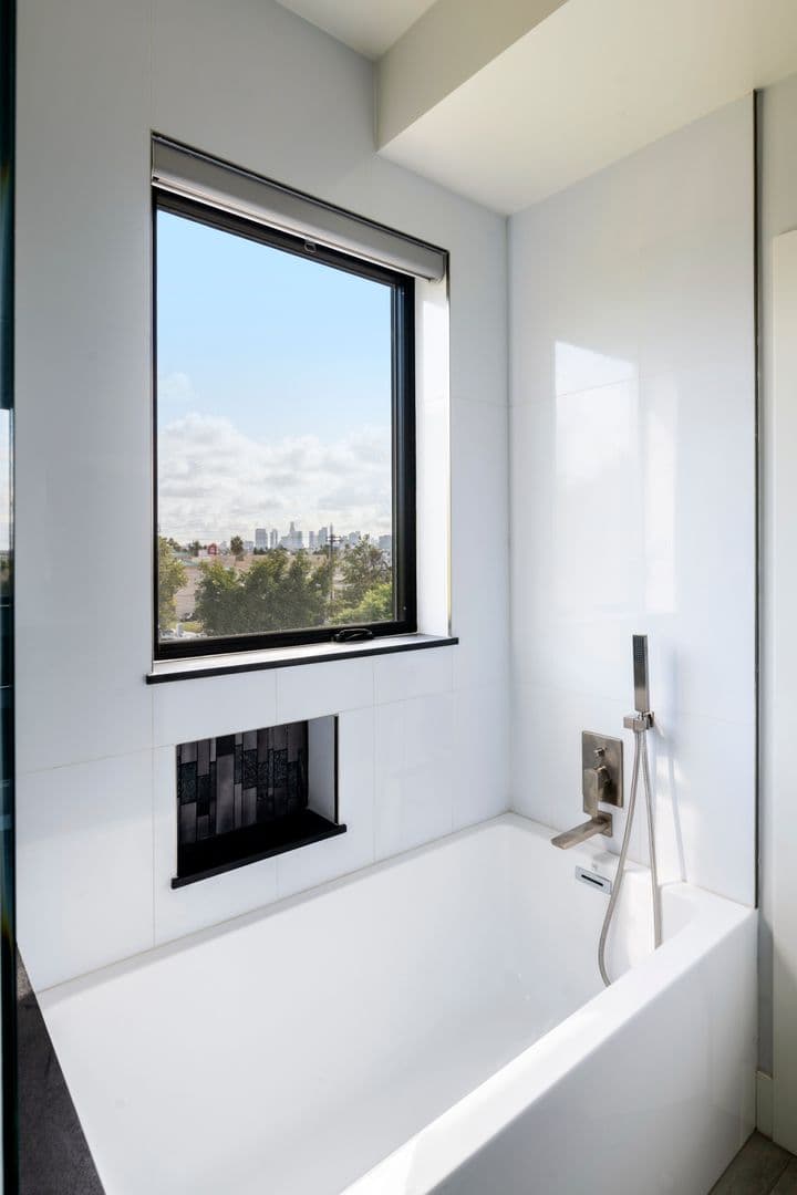 Los Angeles Apartment: 4815 Elmwood Ave