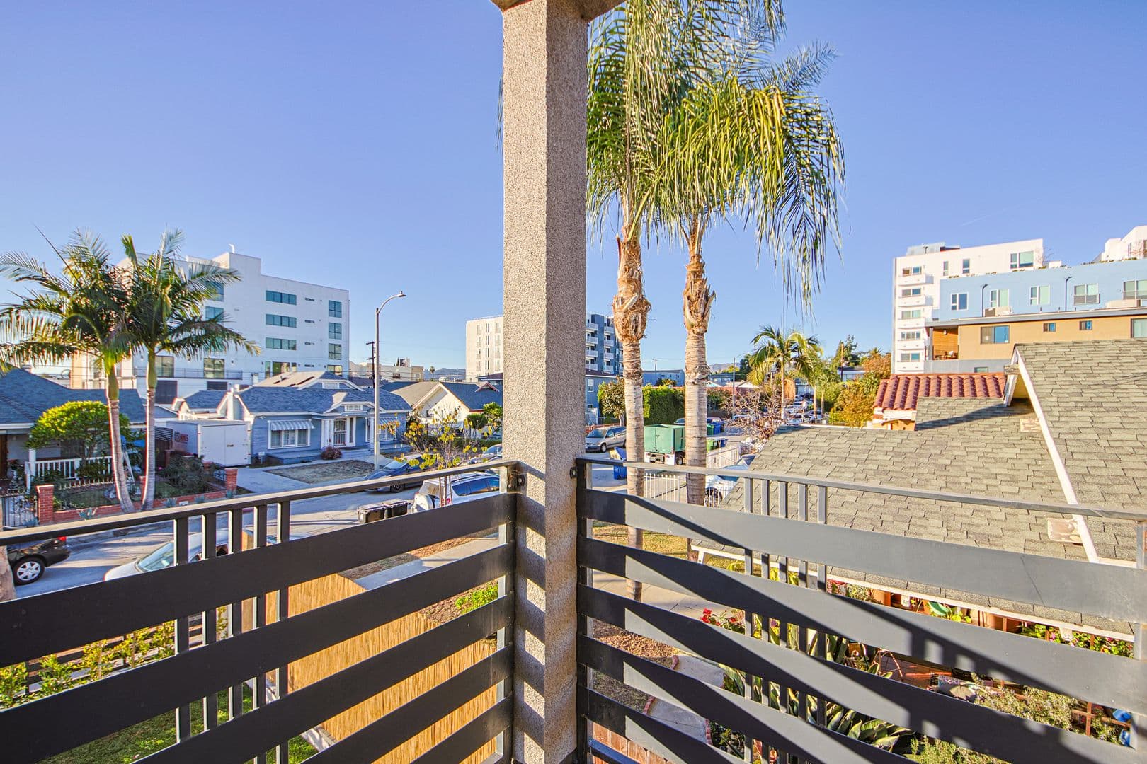 Los Angeles Apartment: 620 N Serrano Ave