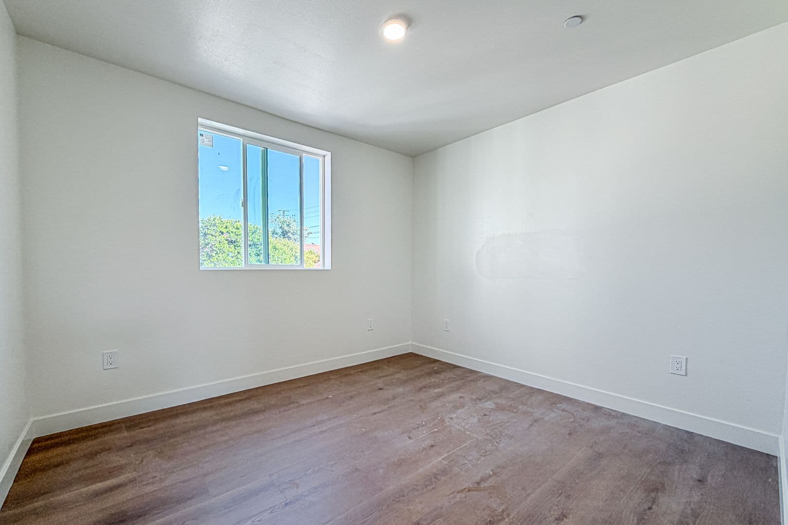 Los Angeles Apartment: 423 E 31st St