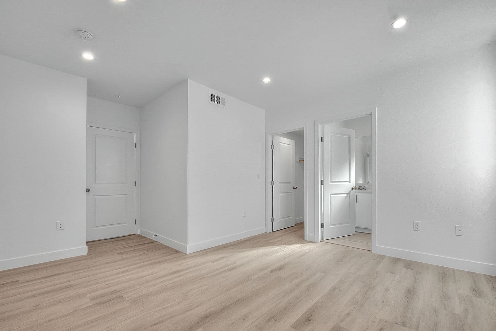 North Hollywood Apartment: 5850 Vineland Ave