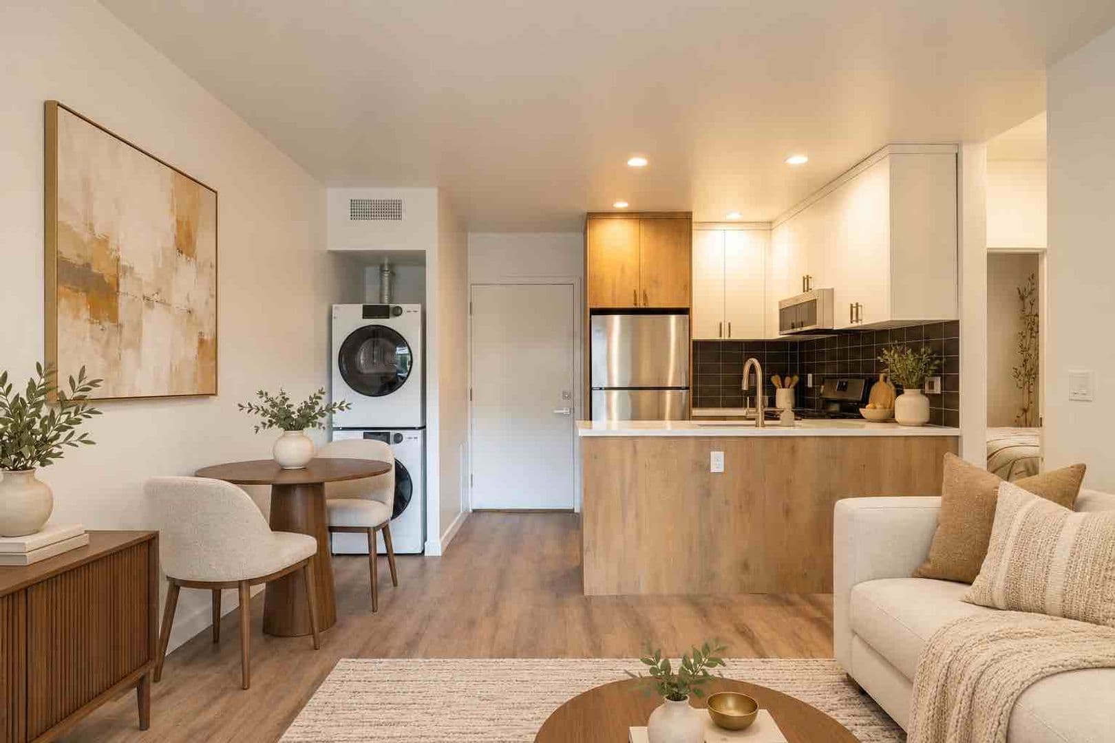 Los Angeles Apartment: 3305 Primera Ave