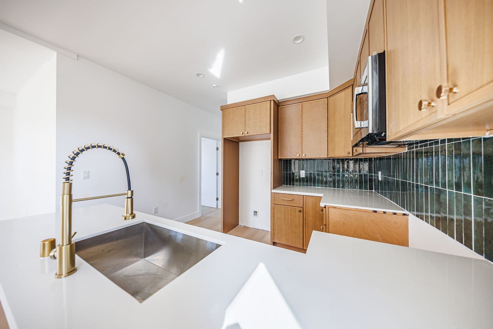 Los Angeles Apartment: 3442 West Blvd