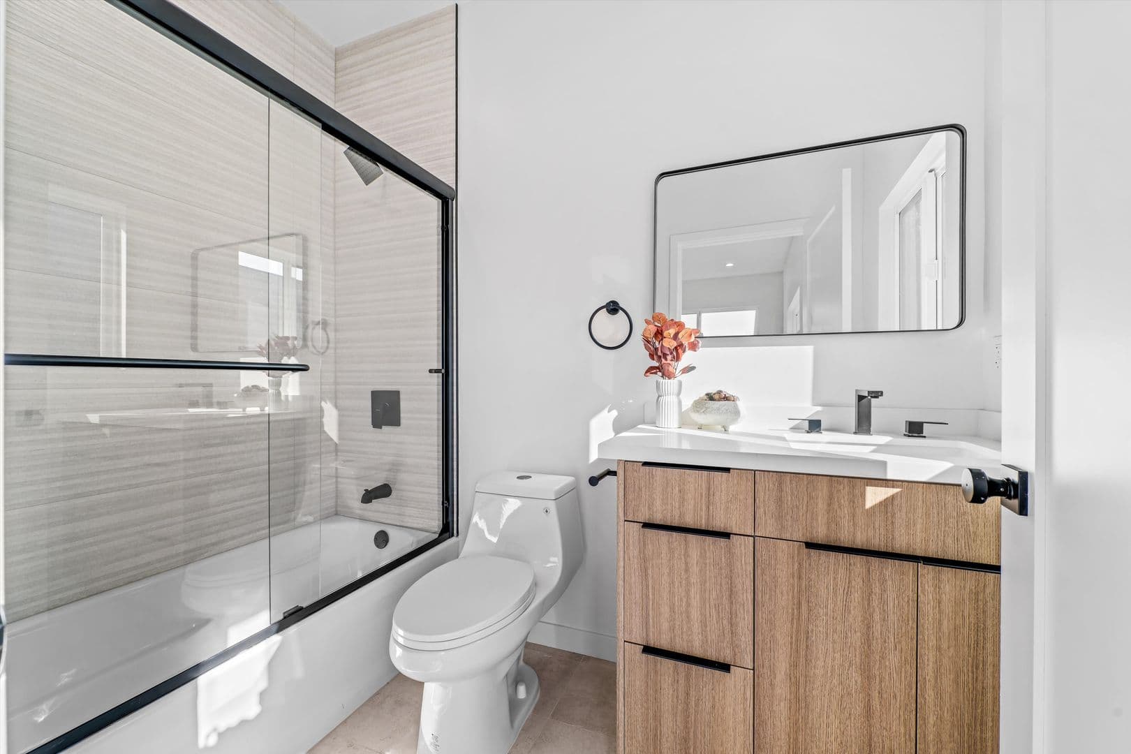 Los Angeles Apartment: 4654 Lomita St