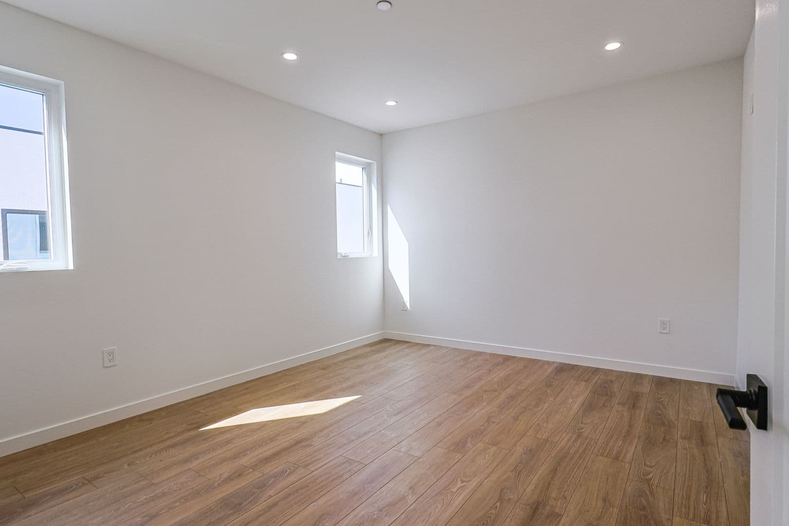 Los Angeles Apartment: 1227 N June St