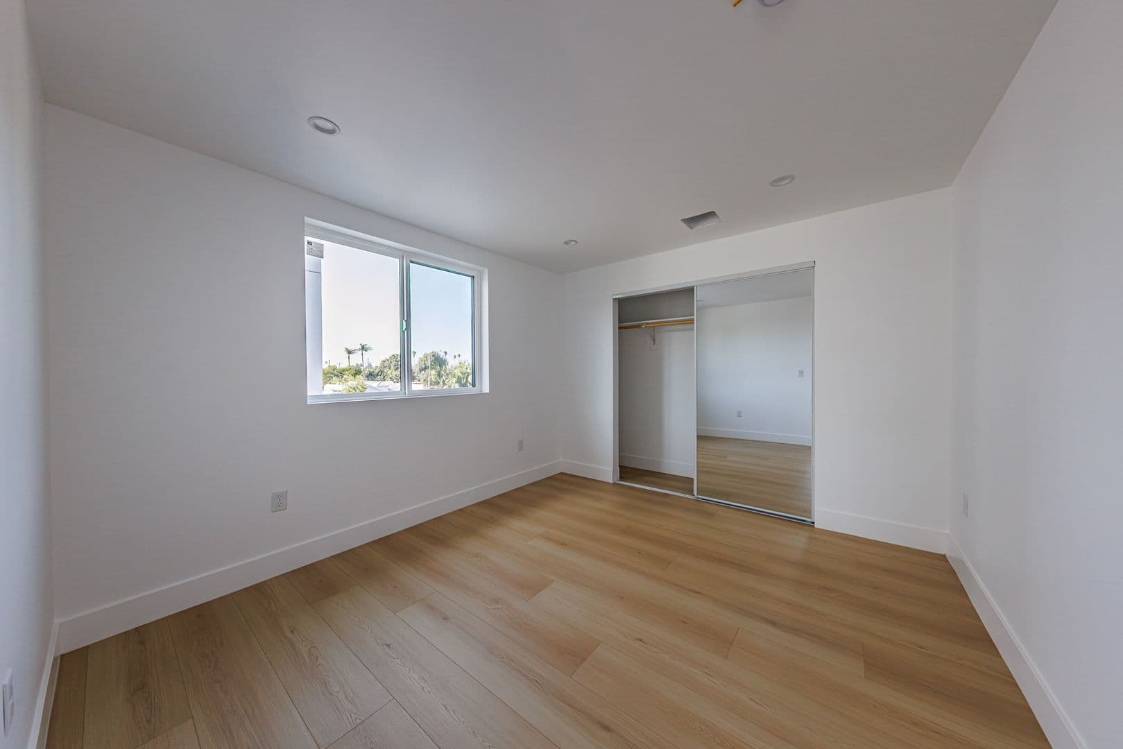 Los Angeles Apartment: 3442 West Blvd