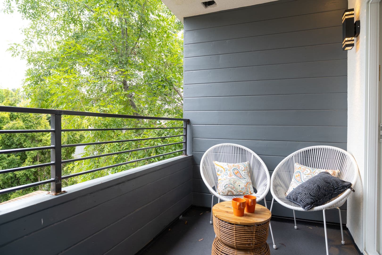 Los Angeles Apartment: 3305 Primera Ave