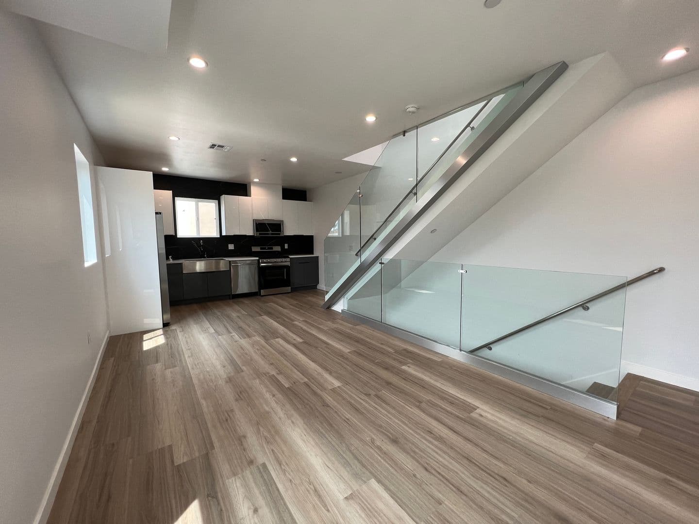 Los Angeles Apartment: 5526 Blackwelder St