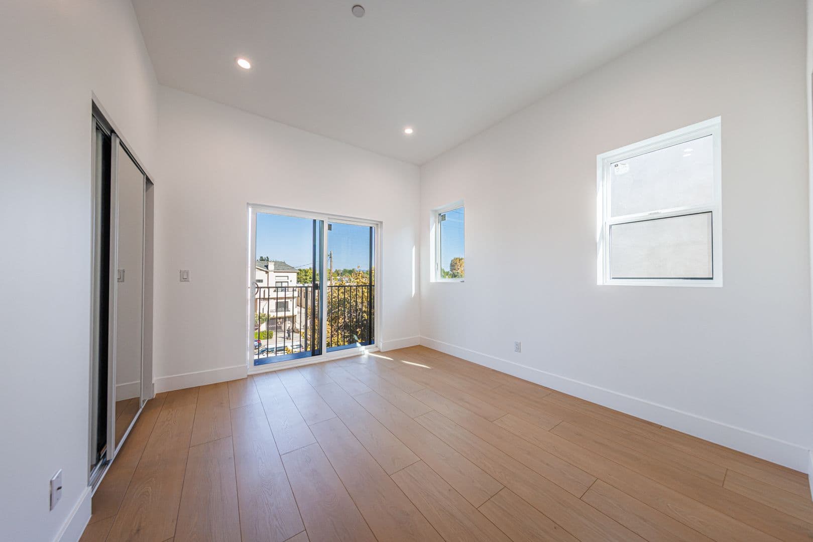 Sherman Oaks Apartment: 5931 Woodman Ave