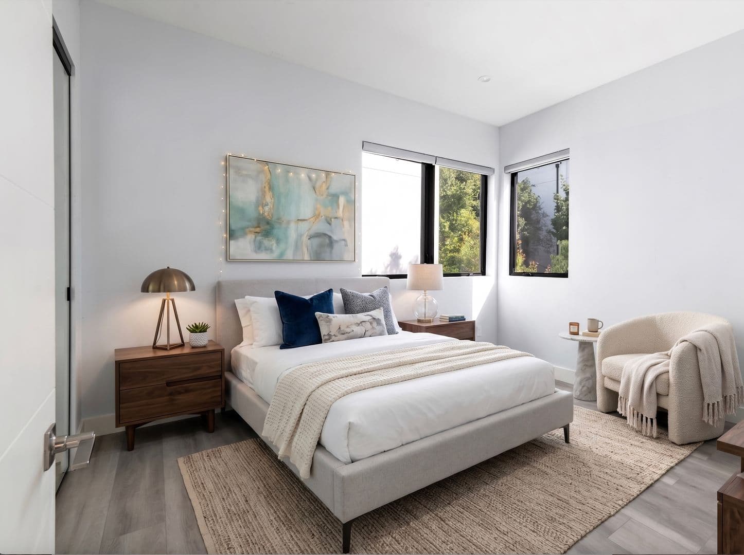 Los Angeles Apartment: 4815 Elmwood Ave