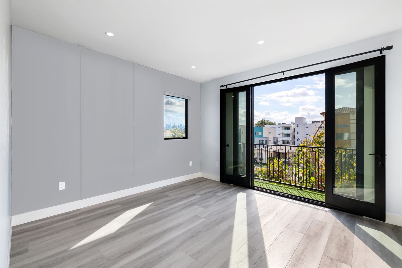 Los Angeles Apartment: 4815 Elmwood Ave