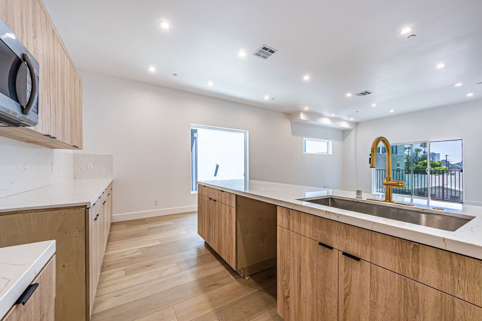 Los Angeles Apartment: 240 N Dillon St