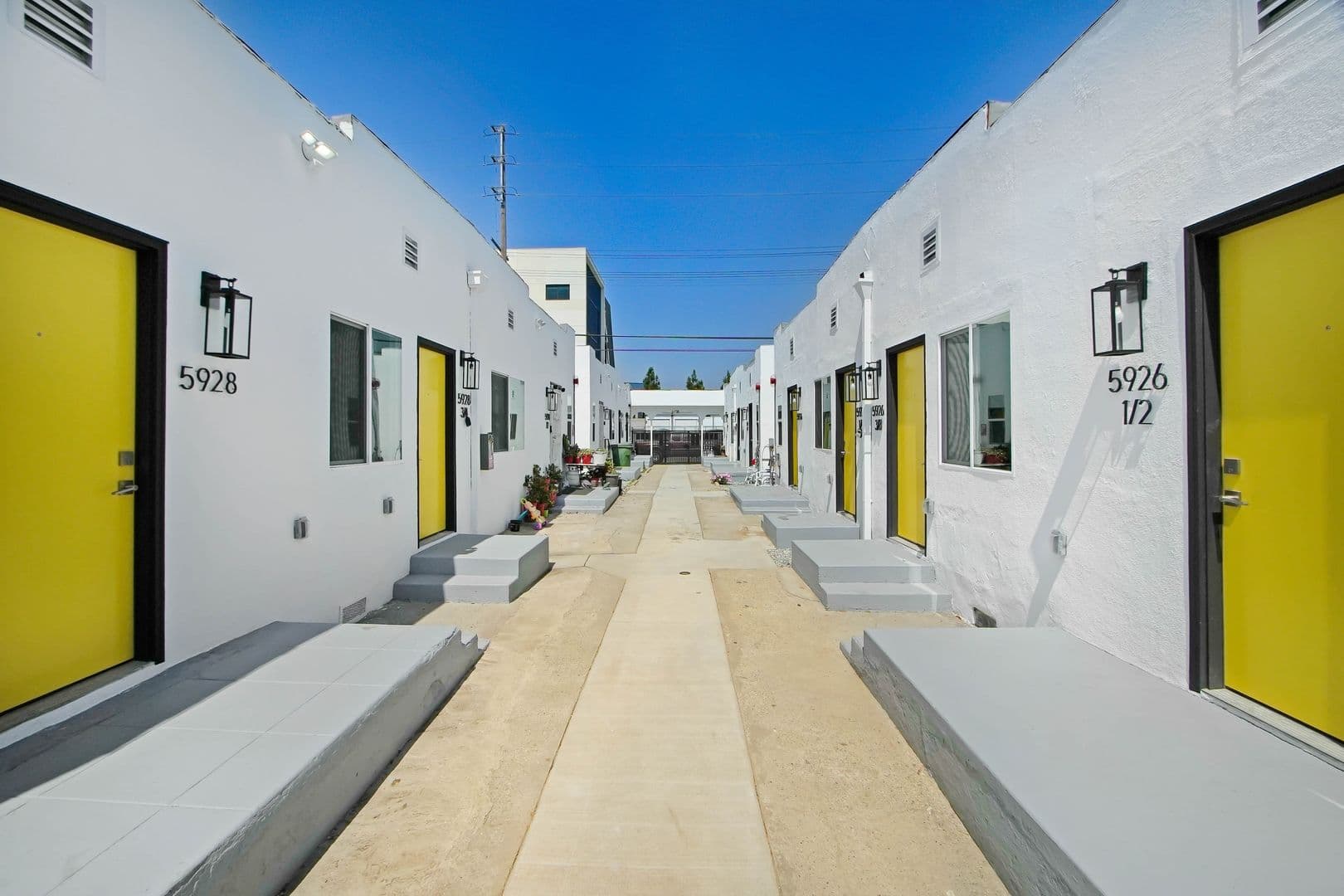 Los Angeles Apartment: 5926 S Hoover Street