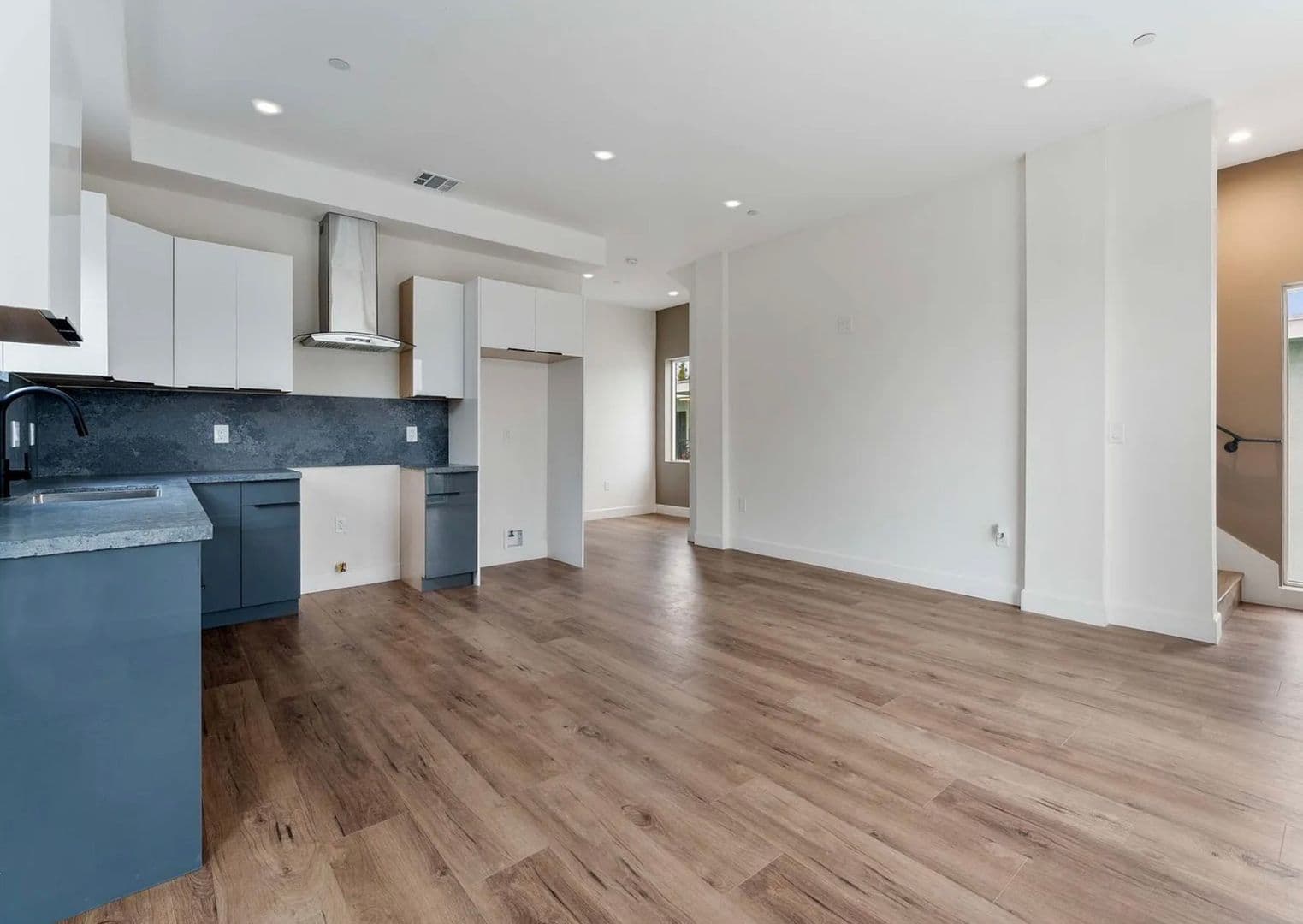 Los Angeles Townhome: 4559 W 18th St