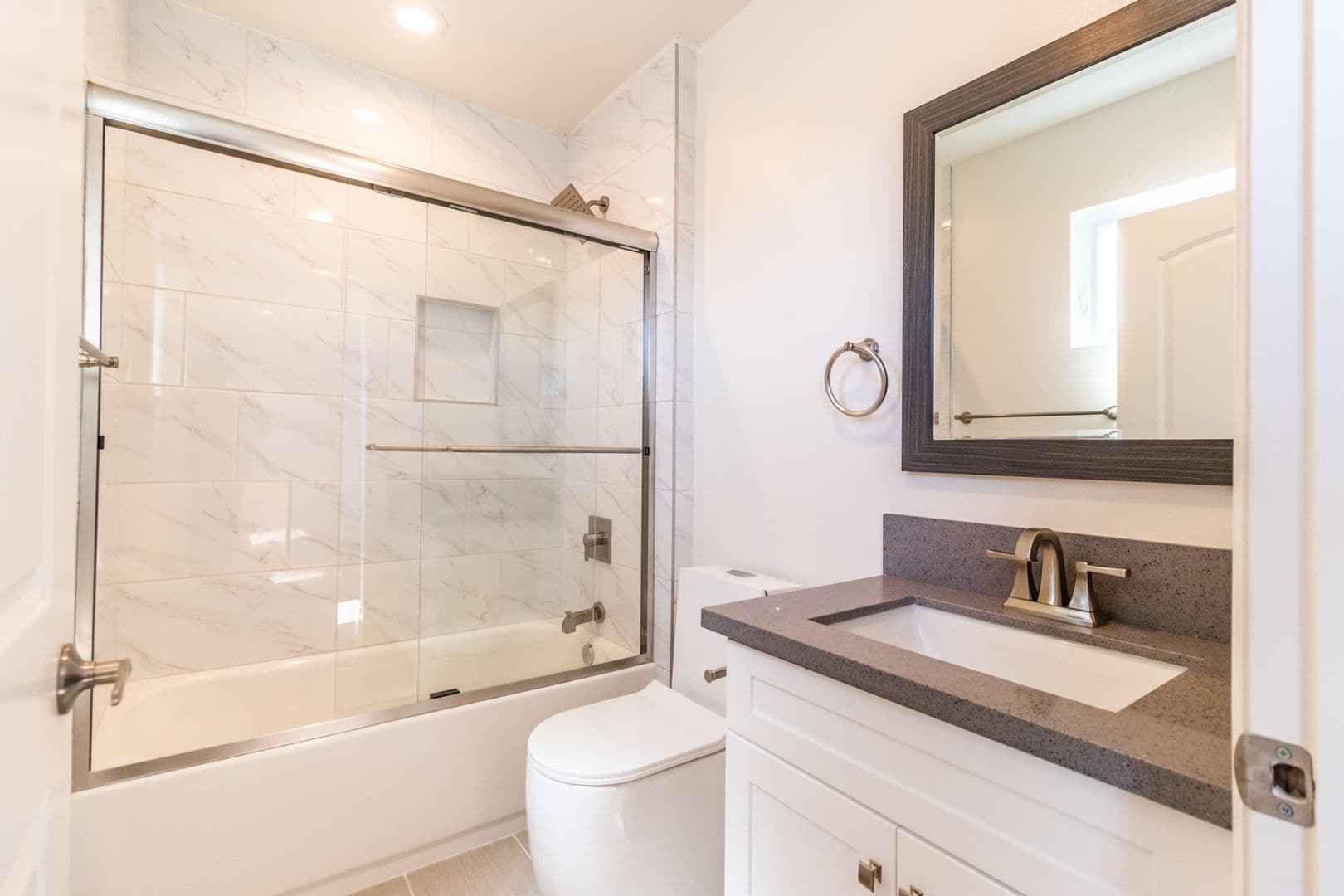 Los Angeles Apartment: 1737 S Longwood Ave